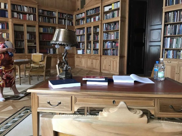 Perspektywa biurka głowy państwa w bibliotece w Pałacu Prezydenckim. /Michał Dobrołowicz /RMF FM
