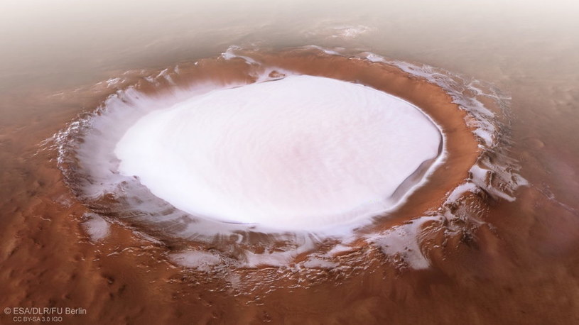 Perspektywiczny obraz krateru Korolow z danych europejskiej misji Mars Express / Credits - ESA/DLR/FU Berlin /materiały prasowe