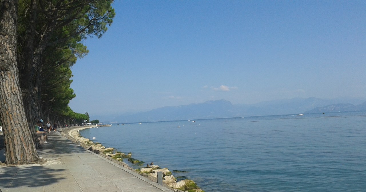 Peschiera del Garda - widok na jezioro z Alpami w tle, fot. DJ /INTERIA.PL