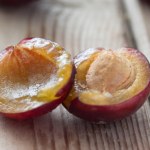 Pestka śliwki nie odchodzi od miąższu? Jest sposób, by szybciutko ją wyciągnąć