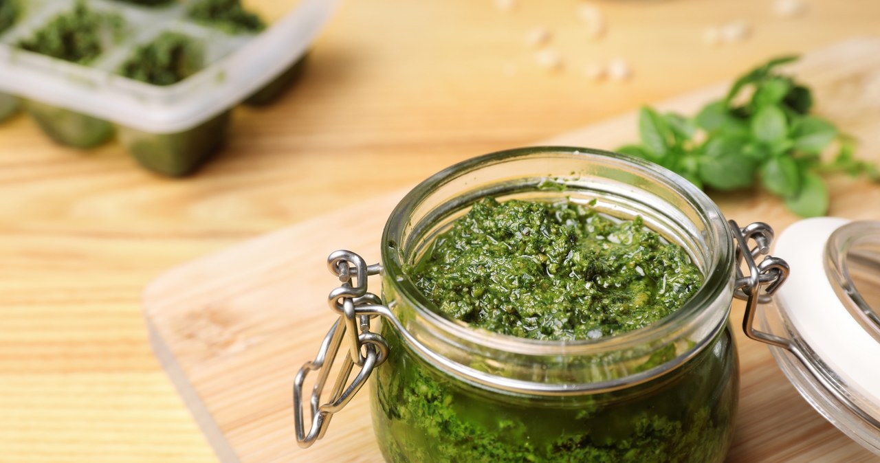 Pesto z mniszka lekarskiego zaskoczy smakiem i właściwościami niejedną osobę /liudmilachernetska /123RF/PICSEL