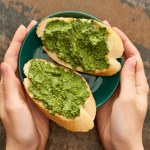 Pesto z natki pietruszki - tańsze i zdrowsze niż bazyliowe. Idealne do makaronu i kanapek
