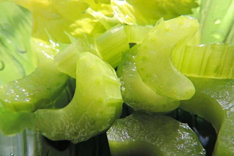 Pestycydy z warzyw i owoców mają negatywny wpływ na zdrowie - seler, w tym naciowy, wręcz je chłonie /123RF/PICSEL