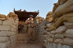 Peszmergowie na linii frontu wojny z IS