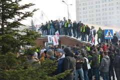 Petardy i opony. Górnicy protestują w Jastrzębiu 