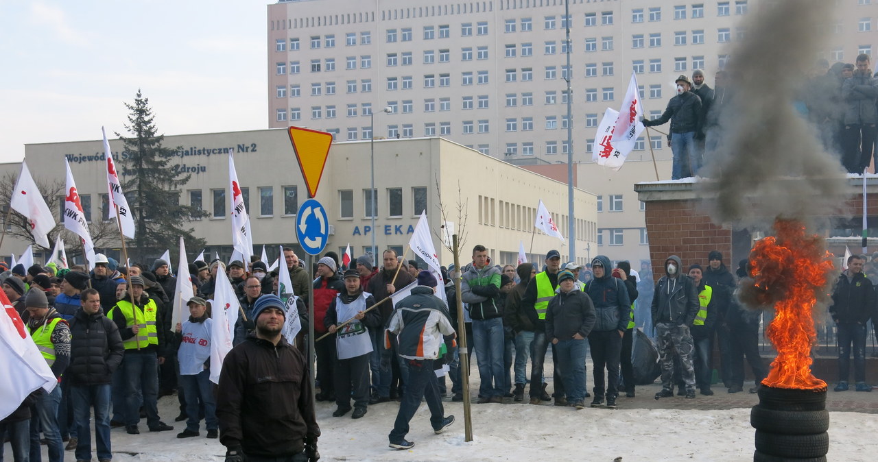 Petardy i opony. Górnicy protestują w Jastrzębiu 
