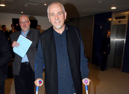 Peter Gabriel porusza się o kulach /arch. AFP