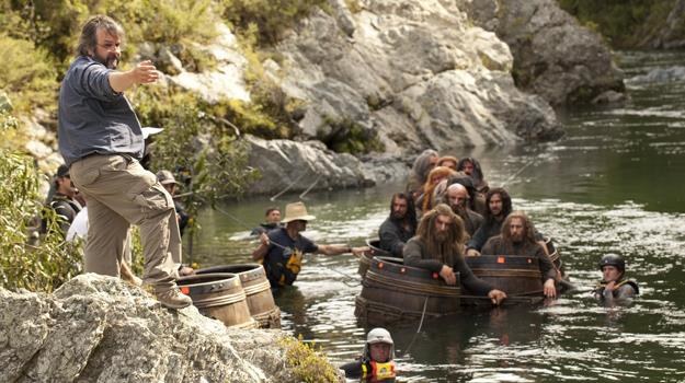 Peter Jackson instruuje aktorów na planie filmu "Hobbit: Pustkowie Smauga" /materiały prasowe