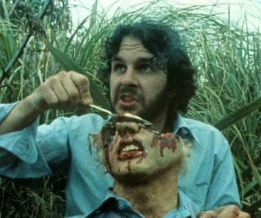 Peter Jackson pozostanie zapamiętany w annałach kina jako reżyser trylogii "Władcy Pierścieni", jednak miłośnicy twórczości nowozelandzkiego reżysera o wiele większą estymą darzą jego wczesne, niskobudżetowe filmy, które zyskały sobie status dzieł kultowych. Z okazji przypadającej w poniedziałek, 31 października, 55. rocznicy urodzin Petera Jacksona, przypominamy te oryginalne, lecz nieco zapomniane produkcje.

Reżyserskim debiutem Petera Jacksona była zrealizowana w 1987 roku niskobudżetowa produkcja "Zły smak". Była to zabawna komedia science-fiction z elementami kinowego horroru i estetyki gore, którą Jackson kręcił przez 4 lata, głównie w weekendy, wspólnie ze swoimi znajomymi (sam także wystąpił jako aktor). Budżet obrazu wynosił 25 tysięcy dolarów. Bohaterami filmu byli czterej mężczyźni, którzy zostają wysłani do zbadania sprawy zniknięcia wszystkich mieszkańców nowozelandzkiego miasteczka Kaihoro. Na miejscu okazuje się, że wszystkiemu winni są... kosmici, którzy zjadają ludzkie mięso.