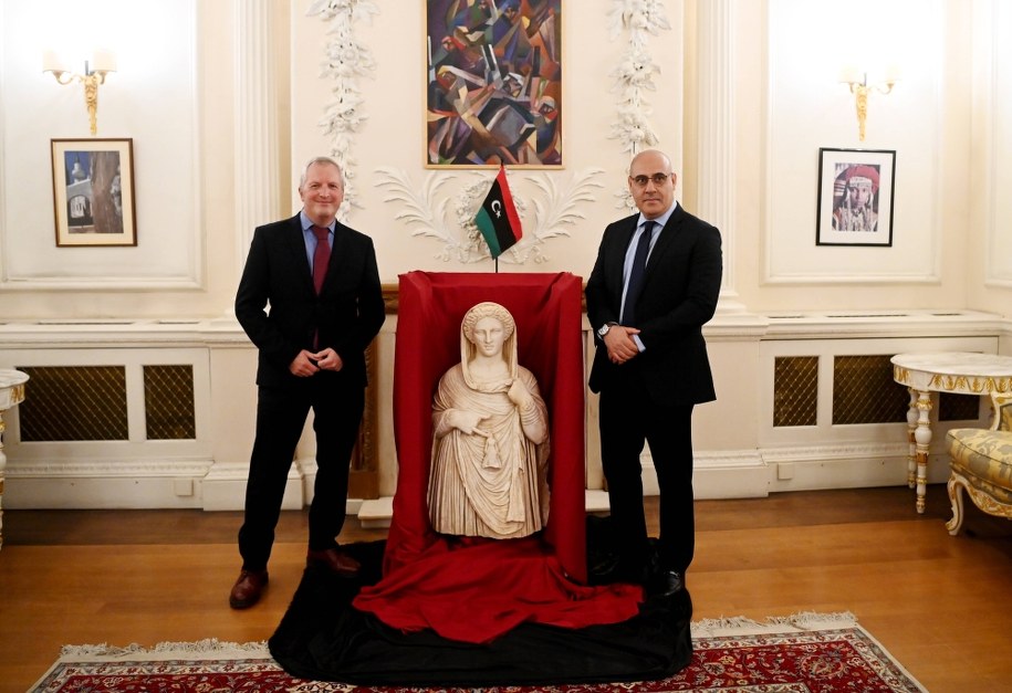 Peter John Higgs na zdjęciu po lewej stronie /	FACUNDO ARRIZABALAGA /PAP/EPA