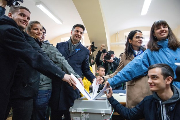 Peter Marki-Zay razem z rodziną podczas głosowania. /Tibor Rosta /PAP/EPA