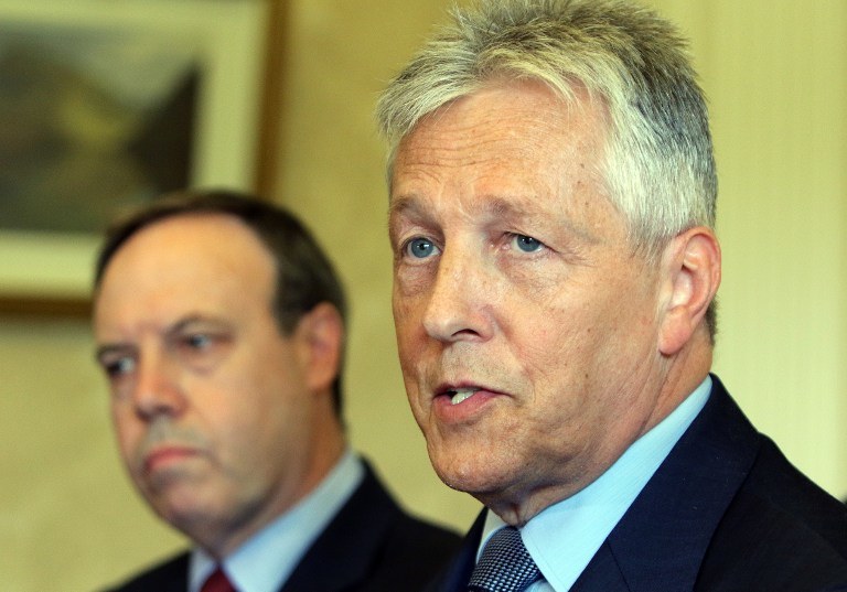 Peter Robinson (P), premier Irlandii Płn., podał się do dymisji /PAUL FAITH / AFP /AFP