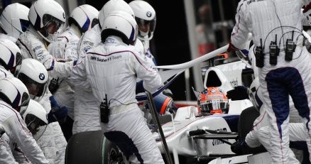 Peter Sauber walczy o uratowanie zespołu, w którym ściga się Robert Kubica /AFP