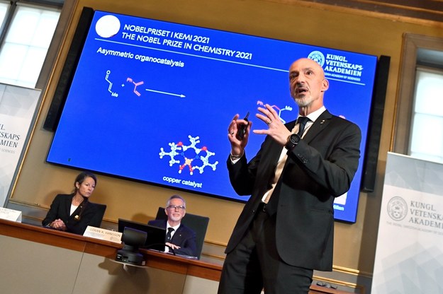 Peter Somfai z noblowskiej komisji przedstawiający tegorocznych laureatów nagrody w dziedzinie chemii. /Claudio Bresciani    /PAP/EPA