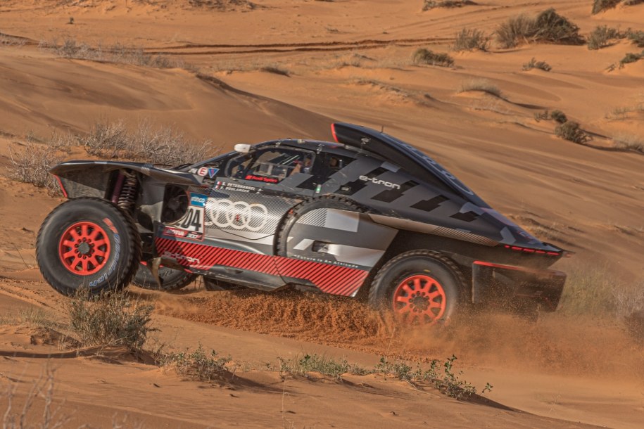 Peterhansel na trasie czwartego etapu /ANDREW EATON /PAP/EPA