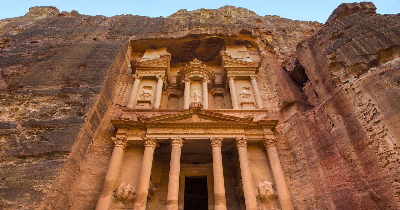 Petra w Jordanii to wyjątkowe miejsce uznawane za jeden z cudów świata /123RF/PICSEL