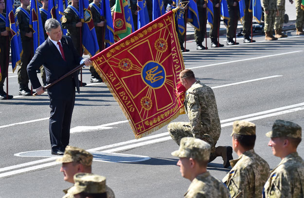 Petro Poroszenko podczas defilady ukraińskiego wojska na kijowskim Majdanie fot. Sergei Supinsky /AFP