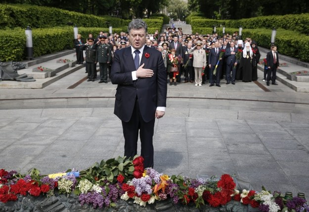 Petro Poroszenko przy Grobie Nieznanego Żołnierza w Kijowie /PAP/EPA/ROMAN PILIPEY /PAP/EPA