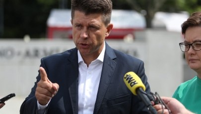Petru o zmianach w sądownictwie: Będą postępować stopniowo jak rak 
