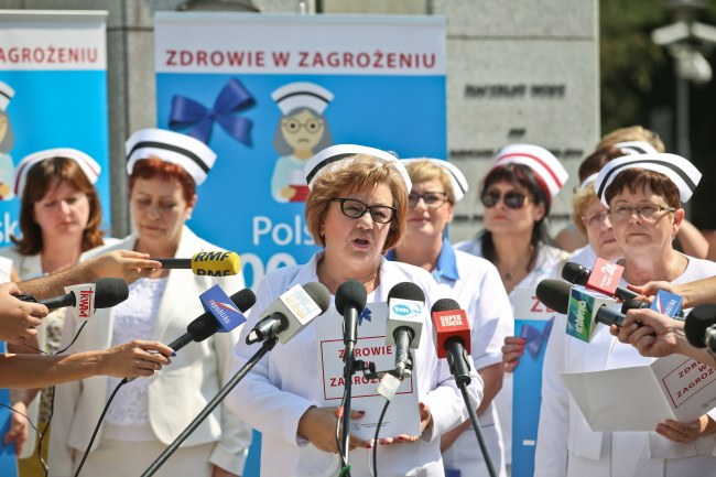 Petycję z opisem swojej propozycji pielęgniarki złożyły w Sejmie /Rafał Guz /PAP