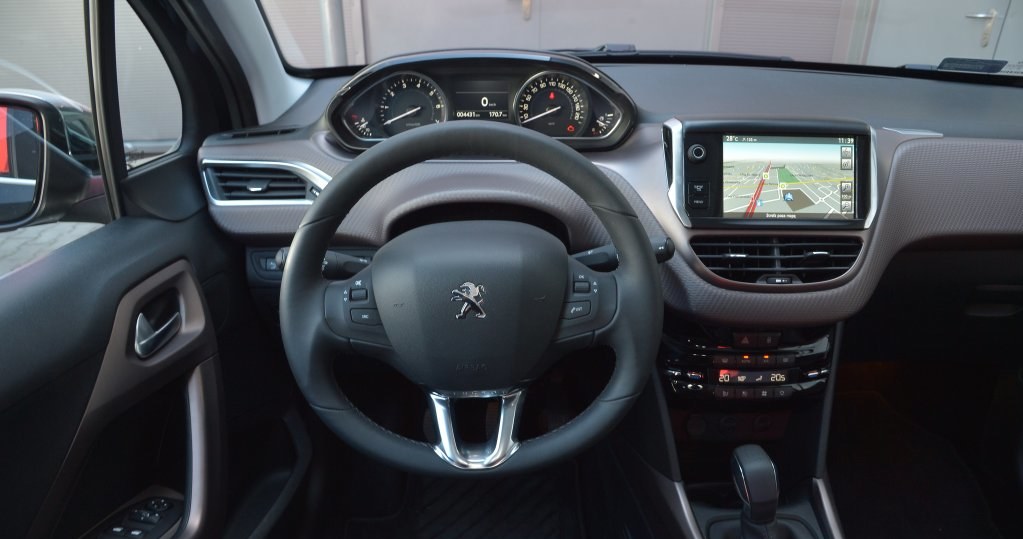 Peugeot 2008 1.6 VTi Allure: mała kierownica wymaga, by ustawić ją nisko. Inaczej zasłania zegary. Dobra jakość, solidny montaż i nieskomplikowana obsługa. /Motor