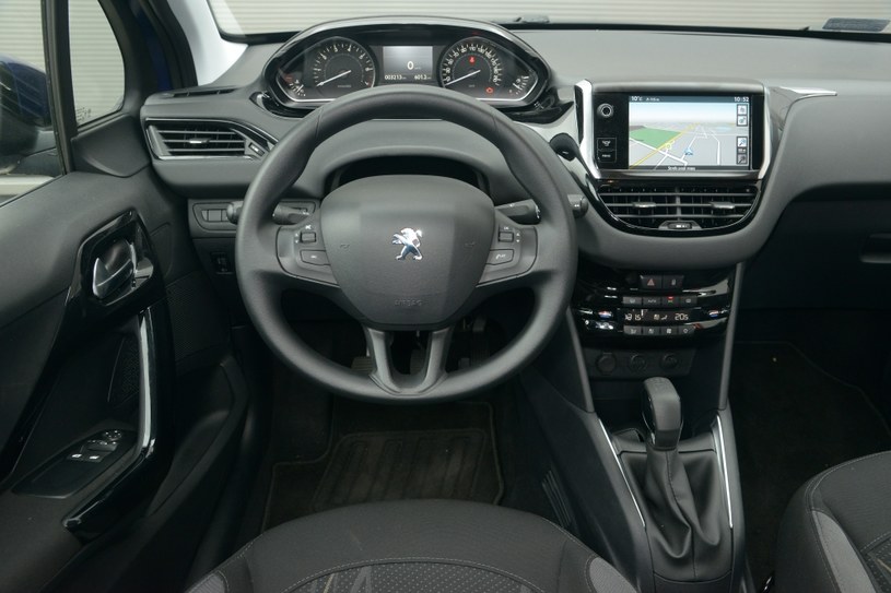 Peugeot 208 1.4 VTi Access: 208 w najtańszej wersji wyposażeniowej nie oferuje ekranu dotykowego ani automatycznej klimatyzacji – nawet za dopłatą. W sesji zdjęciowej wzięła udział wersja Active. /Motor