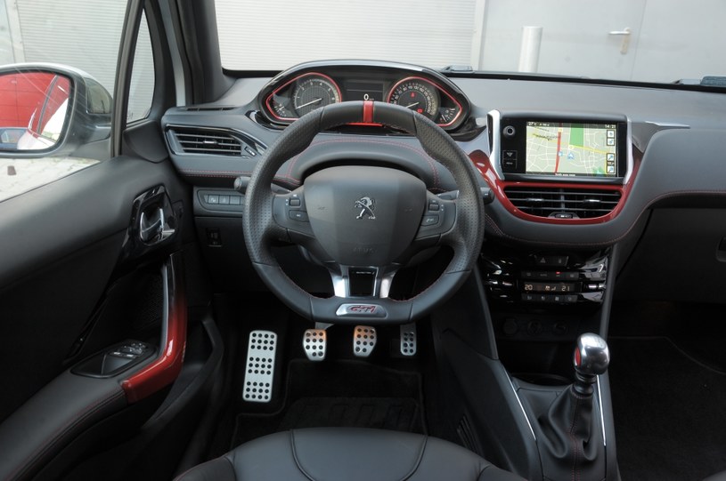 Peugeot 208 GTi: mała kierownica i pełno sportowych akcentów. Seryjny system multimedialny – trudny w obsłudze. /Motor