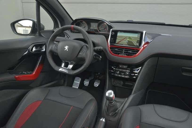 Peugeot 208 GTi: wrażenie niezwykłej zwinności Peugeota 208 GTi podkreśla mała kierownica, przy której można się poczuć jak w „rajdówce”. /Motor