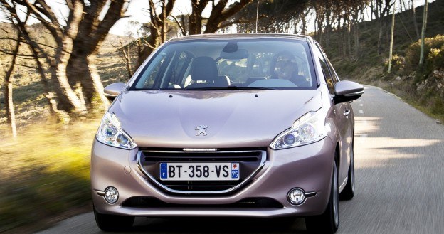 Peugeot 208 w wersji hatchback zadebiutował wiosną 2012 r. /Peugeot