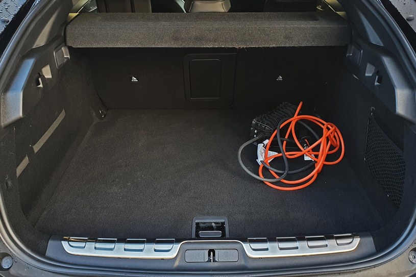 Peugeot 408 PHEV 225 ma mniejszy bagażnik niż czysto benzynowa odmiana. Ponadto nie ma miejsca na schowanie kabli do ładowania baterii /Michał Domański /INTERIA.PL
