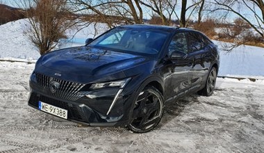 Peugeot 408 PHEV. Hybryda, a i tak pali 9 na 100