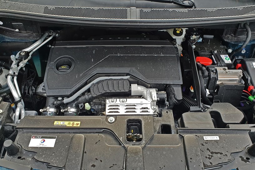 Peugeot 5008 Hybrid napędzany jest nowym, 3-cylindrowym silnikiem o znajomym oznaczeniu 1.2 PureTech /Michał Domański /INTERIA.PL