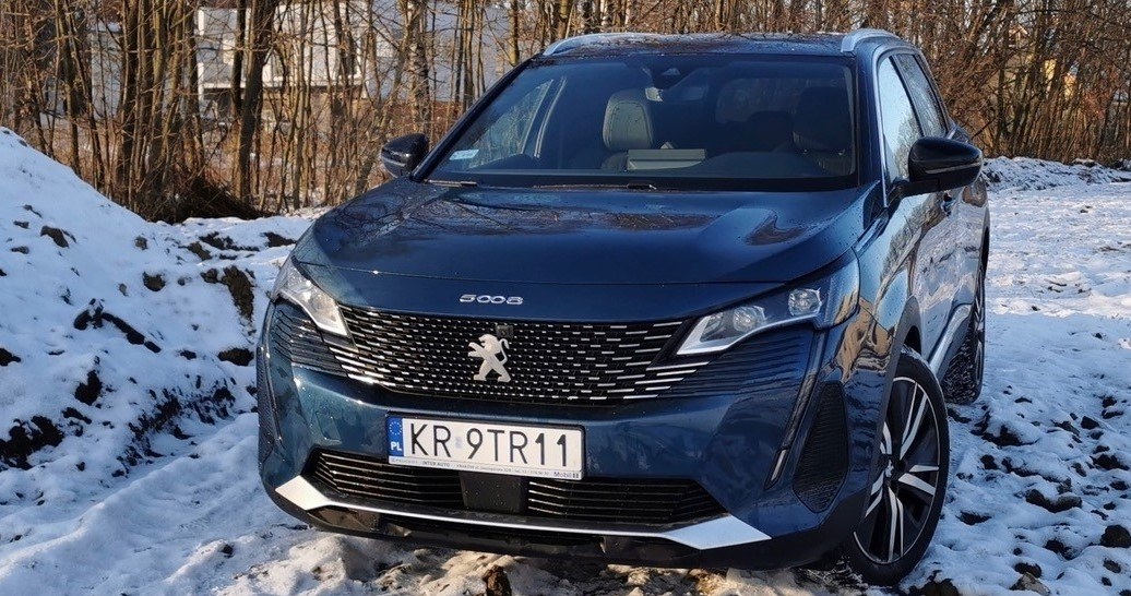 Peugeot 5008 II ma nadwozie o stosunkowo niedużej długości (niecałe 4,7 m). Jego stylizacja jest bardzo atrakcyjna, a możliwości transportowe – ogromne /INTERIA.PL