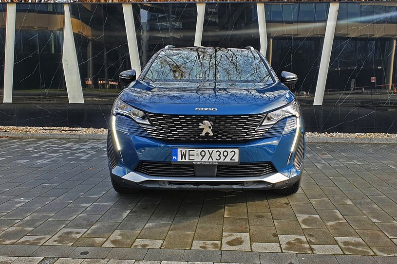 Peugeot 5008 zwraca uwagę diodowymi "kłami" świateł do jazdy dziennej /Michał Domański /INTERIA.PL