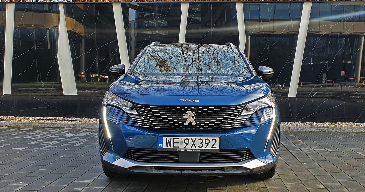 Peugeot 5008 zwraca uwagę diodowymi "kłami" świateł do jazdy dziennej /Michał Domański /INTERIA.PL