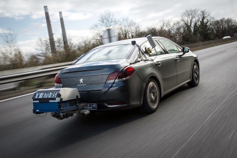 Peugeot 508 podczas badania emisji spalin w warunkach drogowych /Informacja prasowa