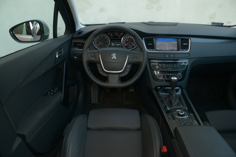 Peugeot 508: prosty w formie kokpit wyróżnia się świetnymi materiałami, zahaczającymi o poziom aut klasy premium. Mimo wielu przycisków na kierownicy i konsoli środkowej, obsługa nie jest utrudniona. /Motor