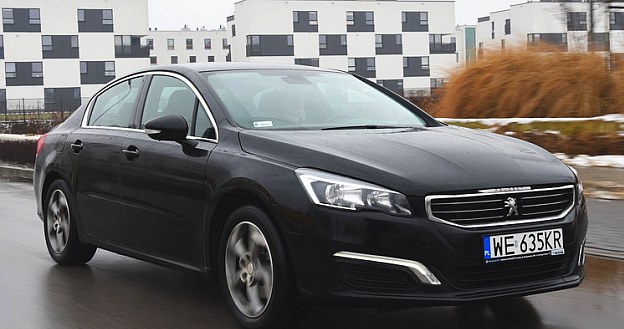 Peugeot 508 prowadzi się pewnie, jedynie gdy koła na zakręcie trafią na większe nierówności tył delikatnie „przestawia”. /Motor