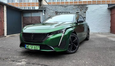 Peugeot E-308 przed liftingiem droższy o 7,4 tys. niż po. Kiedy warto?
