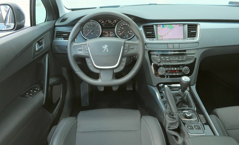 Peugeot osiągnął bardzo wysoki poziom wykonania wnętrza. Ciekawostką jest wysuwany z daszka nad wskaźnikami wyświetlacz typu head-up. Pośrodku deski – klasyczne panele audio i klimatyzacji. /Motor
