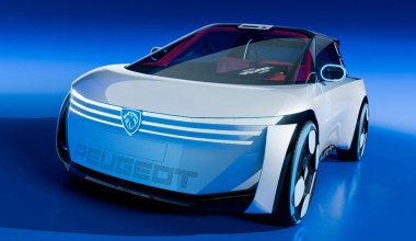 Peugeot Polygon Concept. W środku prostokątna kierownica i zero ekranów