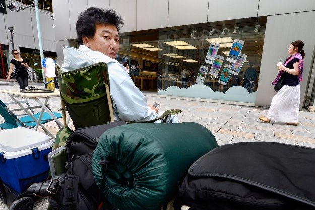 Pewien Japończyk już koczuje pod sklepem Apple. A sprzedaż ruszy dopiero za 7 dni /AFP