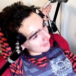 Pewien niepełnosprawny chłopak gra w Minecrafta brwiami