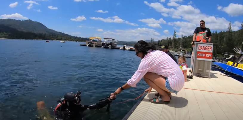 Pewna kobieta zgubiła pierścionek zaręczynowy podczas wypoczynku nad kalifornijskim jeziorem. /Merman Mike /YouTube