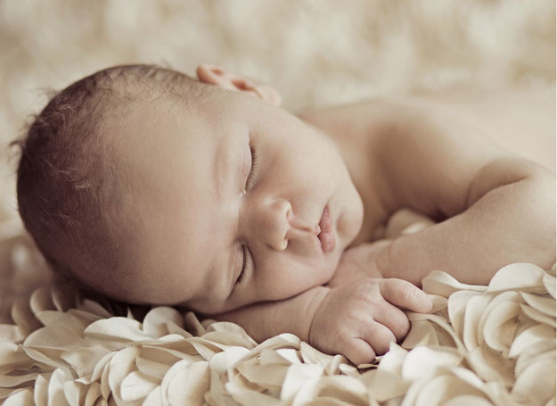 Pewne czynności wykonywane zawsze o tej samej porze i w ten sam sposób sprawiają, że niemowlę czuje się dobrze i bezpiecznie. /123RF/PICSEL