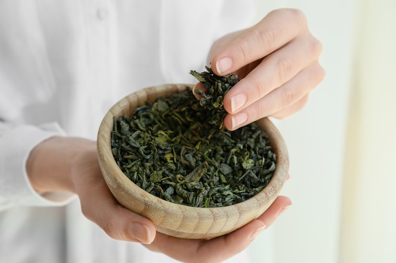 Pewne właściwości zielonej herbaty szczególnie powinny mieć na uwadze osoby z anemią i kobiety w ciąży /123RF/PICSEL