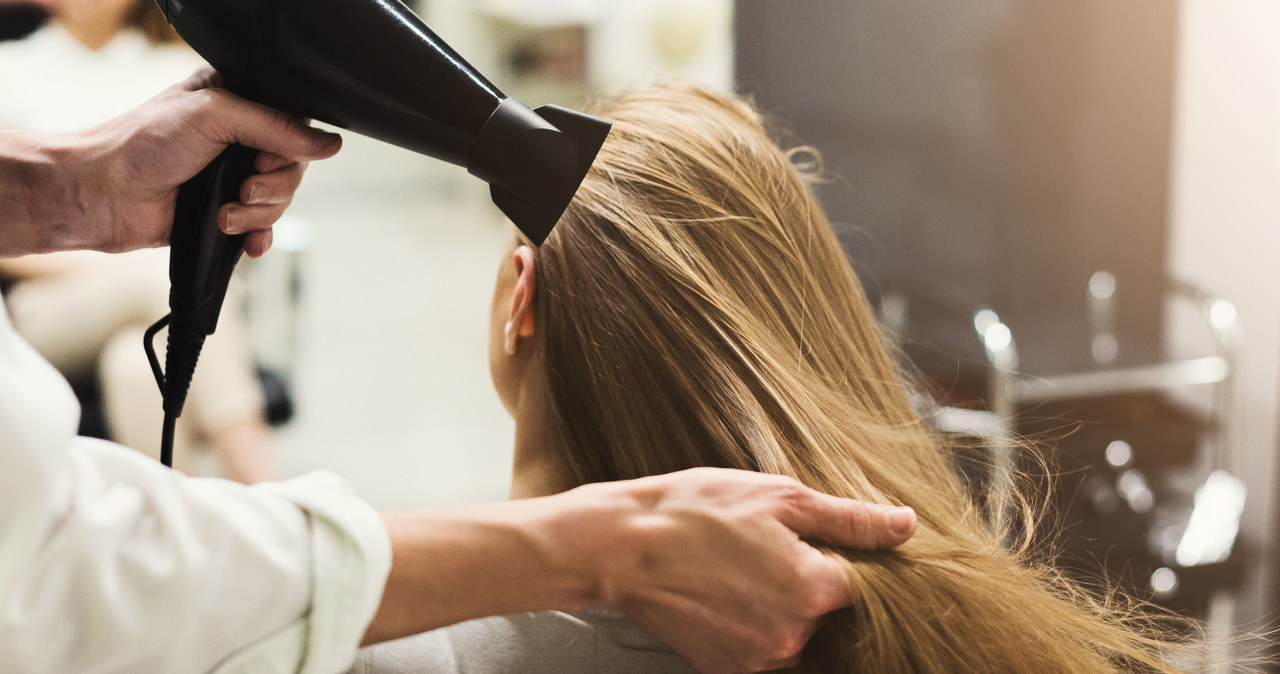 Pewne zachowania fryzjerów nie powinny mieć miejsca podczas wizyty w salonie fryzjerskim. O jakich konkretnie mowa? /123RF/PICSEL