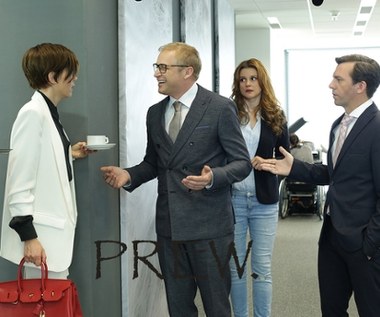 Pewnego dnia Zośka zalicza twarde lądowanie. Oszukana przez szefa traci pracę i reputację. Ten otrzeźwiający kubeł zimnej wody budzi ją z plastikowego korpo-snu i zmusza do działania. Ale to już nowa Zośka - silna kobieta, która chce wziąć z życia to, co jej się należy: miłość, przyjaźń, szacunek i satysfakcjonującą pracę. A przy okazji ukarać byłego szefa kanciarza i złowić dorodny okaz prawdziwego faceta

 