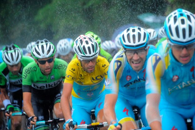 Pewny zwycięstwa w klasyfikacji generalnej Tour de France Włoch Vincenzo Nibali (żółta koszulka) /NICOLAS BOUVY  /PAP/EPA