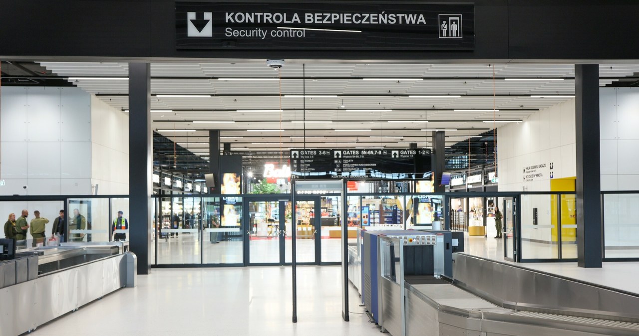 Pewnych rzeczy podczas kontroli bezpieczeństwa robić nie wolno. /Wojciech Olkusnik/East News /East News